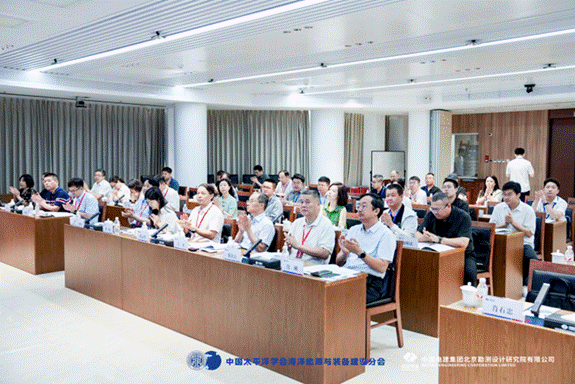 标题: 与会专家认真聆听并热烈讨论 - 说明 与会专家认真聆听并热烈讨论